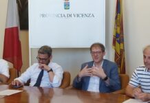 Autisti di bus, accordo Svt sindacati: più stipendio, corsi gratuiti e misure sicurezza. Rucco: “Passo avanti per valorizzazione lavoratori” Presentazione accordo sindacale SVT con il Presidente Marco Sandonà terzo da sinistra insieme a Spiller, Nardin e Zocca