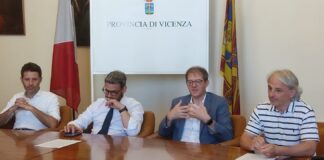 Autisti di bus, accordo Svt sindacati: più stipendio, corsi gratuiti e misure sicurezza. Rucco: “Passo avanti per valorizzazione lavoratori” Presentazione accordo sindacale SVT con il Presidente Marco Sandonà terzo da sinistra insieme a Spiller, Nardin e Zocca