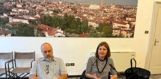 Vicenza, giunta approva atto di indirizzo per ricollocare edifici in zone sicure. Cristina Balbi: “Tutela territorio, evitata speculazione” Cristina Balbi col dirigente dsi settore: presentazione dell'atto di indirizzo che individua le zone territoriali omogenee (Zto)