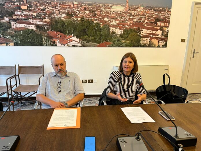 Cristina Balbi col dirigente dsi settore: presentazione dell'atto di indirizzo che individua le zone territoriali omogenee (Zto) Cristina Balbi col dirigente dsi settore: presentazione dell'atto di indirizzo che individua le zone territoriali omogenee (Zto)