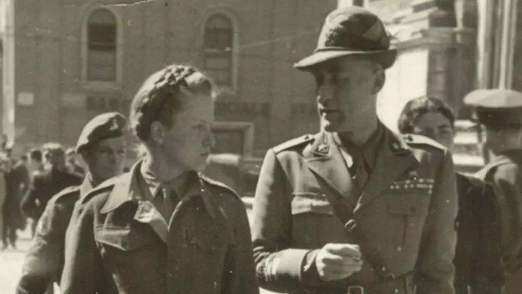 Prospero Del Din in divisa da ufficiale alpino a fianco della figlia Paola Paola, in uniforme britannica -1945
