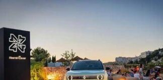 Renault celebra la libertà al Viva! Festival con la R4 E-Tech Electric