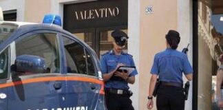 Roma, furto nella boutique Valentino in pieno centro: rubate 30 borse