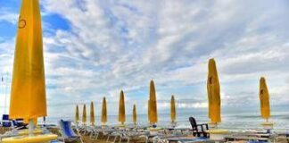 Spiagge vuote? Gassmann bacchetta i balneari: “Abbassate i prezzi”