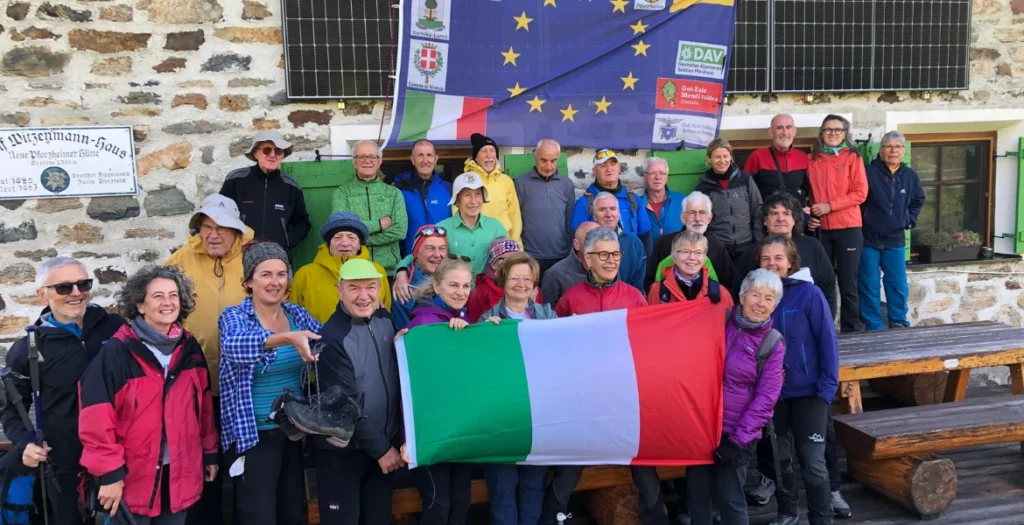 Sul Tirolo foto di gruppo celebrazioni gemellaggio tra i club alpini di Vicenza, Pforzheim (Germania) e Gernika (Paesi Baschi, Spagna)
