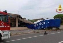 Tir sfonda un caseificio dopo lo scontro con un’auto: un morto e due feriti a Capalbio