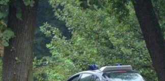 Ubriaca alla sagra vuole bere ancora, morde un uomo che la invita ad allontanarsi e dente resta conficcato nel braccio