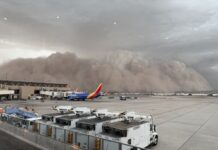 Una tempesta di sabbia travolge Phoenix: visibilità quasi nulla, danni e blackout