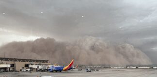 Una tempesta di sabbia travolge Phoenix: visibilità quasi nulla, danni e blackout