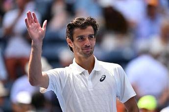 Us Open, Cobolli si ritira contro Musetti. Il toscano va agli ottavi e chiama applausi per l’amico-rivale