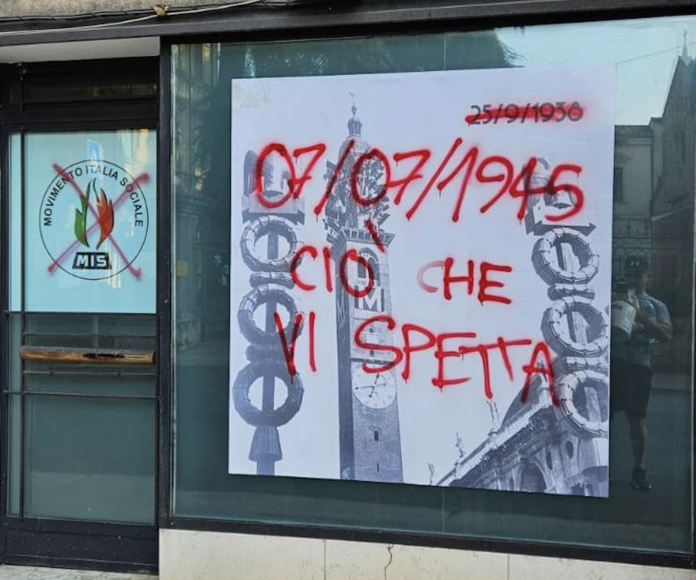 Vetrina Movimento Italia Sociale con minacce