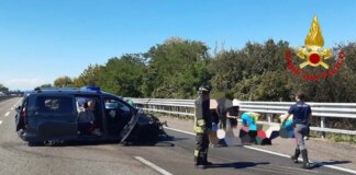 Auto si schianta contro un guard rail sulla tangenziale di Milano, due feriti gravi