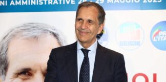 Catania, torta di compleanno con il volto del sindaco Trantino infilzata con una spada