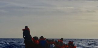 Sbarchi senza sosta e hotspot al collasso a Lampedusa, 180 migranti trasferiti con un volo verso Bergamo