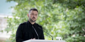 Zelensky “Putin trasforma diplomazia in farsa, sanzioni subito”