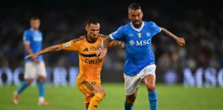 Il Napoli fatica ma batte il Pisa e resta solo in testa