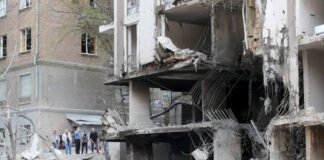 Ucraina, attacco russo nella notte, almeno quattro morti. Allarme in Polonia