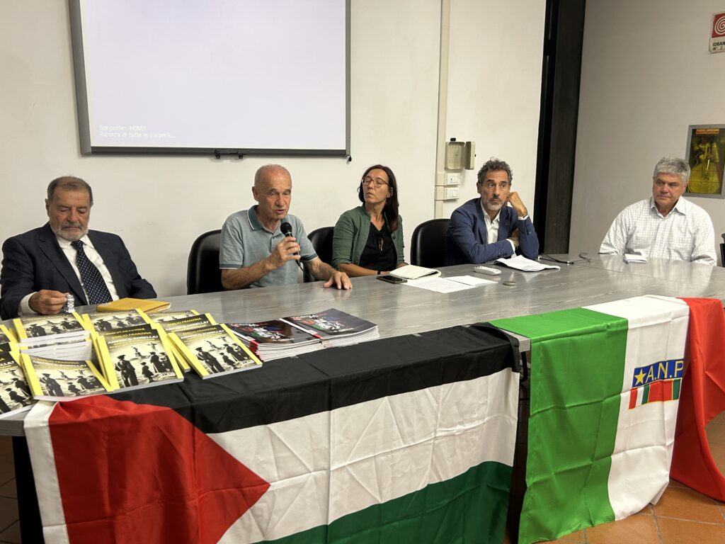 ANPI Vicenza a Villa Lattes contro il festival, da sx Emilio Franzina con il suo libro "America sorella?", Danilo Andriollo, Marta Passarin, Giancarlo Puggioni e Giovanni Marangoni
