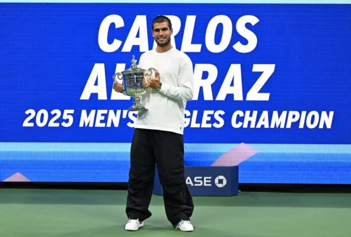 Alcaraz-Us-Open-2025-con-coppa-IPA-Agency