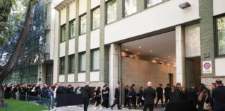 Aperta la camera ardente di Giorgio Armani, applausi all’arrivo del feretro