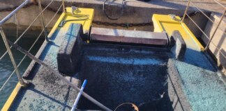 Tentano di incendiare un battello pulisci mare al porto di Campora, Occhiuto: “Farabutti”