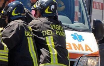 Cade nell’autocompattatore, muore uomo di 66 anni