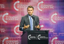 Alla Utah Valley University spari contro Charlie Kirk, attivista sostenitore di Trump. Il tycoon: “Preghiamo per lui”