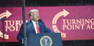 Trump celebra Charlie Kirk: “Ha cambiato la storia”. La vedova perdona il killer