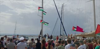 Global Sumud Flotilla, i manifestanti a Siracusa salutano le imbarcazioni italiane dirette a Gaza / Video