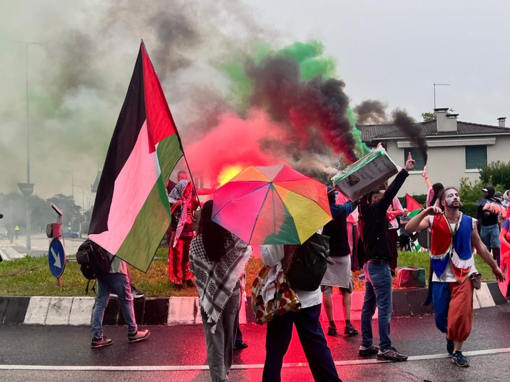 Fumogeni con i colori della Palestina nel corteo contro le basi a Vicenza