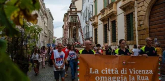Un migliaio di persone al Giro della Rua, Possamai: «Un momento di condivisione e di comunità che attraversa le epoche» Giro della Rua, un momento del corteo