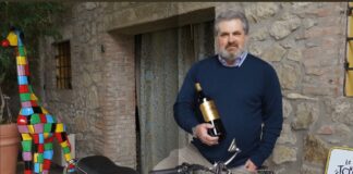 Giulio Menegatti, Cavaliere dell’Ordine al Merito Agricolo l’imprenditore del vino francese: è vicentino di nascita e padovano d’adozione Giulio Menegatti con vino e moto