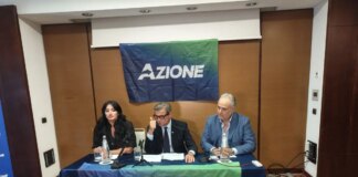 Calenda “In Sicilia un sistema che si autoalimenta e non si occupa dei cittadini”