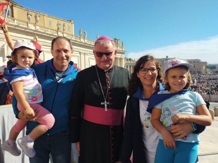 La famiglia Savegnago e il vescovo Giuliano dopo il baciamano a papa Leone (1) pellegrinaggio giubilare