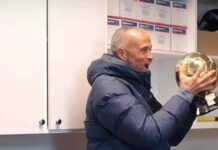Luis Enrique ‘ruba’ il Pallone d’oro a Dembélé: il video della festa in casa Psg