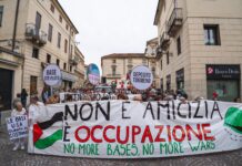 Basta iniziative con i militari USA, No Military Bases Vicenza: cambio di rotta, trasparenza fondi festival Italia-Usa e dimissioni di Bulgarini d’Elci Manifestazione No military Base a Vicenza, 13 settembre 2025