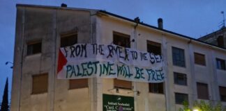 Vicenza, occupato ex istituto Baronio. Attivisti pro Palestina e anti Italia-America Friendship Festival: meeting “No more bases, no more wars” Manifestazione in viale Trento di giovani con manifesto giganti su ex istituto Baronio verso la strada