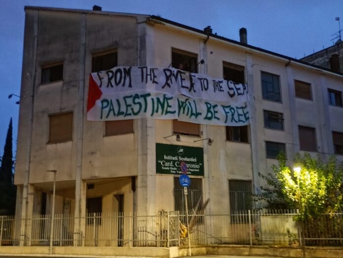 Manifestazione in viale Trento di giovani con manifesto giganti su ex istituto Baronio verso la strada Manifestazione in viale Trento di giovani con manifesto giganti su ex istituto Baronio verso la strada