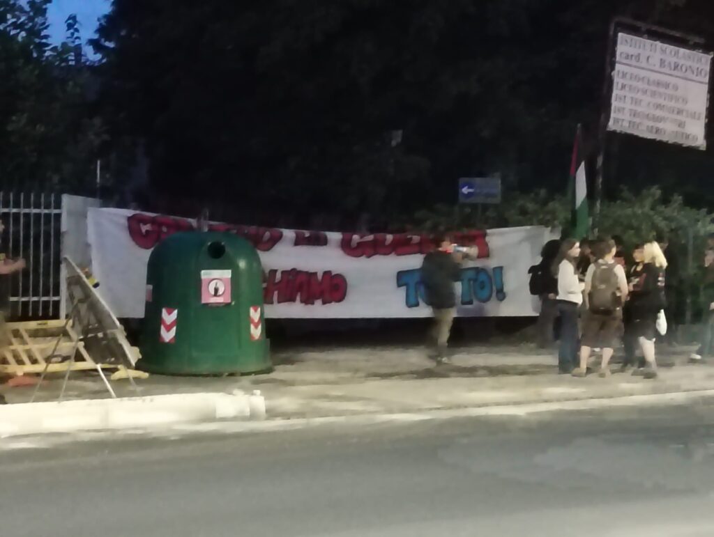 Manifestazione in viale Trento di giovani con striscione su ex istituto Baronio