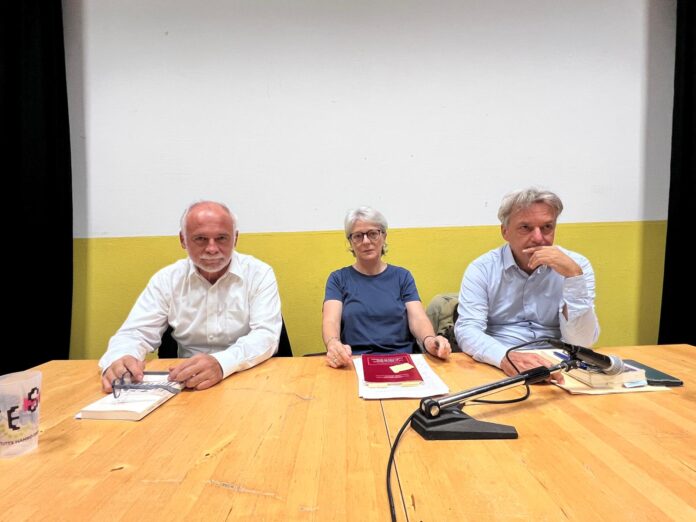 Fabrizio De Sanctis (ANPI Nazionale), Cinzia Bottene (ANPI Vicenza), Mario Faggionato (Giuristi Democratici) a Porto Burci il 25 settembre 2025 in dialogo su Articolo 11 Costituzione, in previsione dell'Apertura Parco della Pace