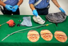 A Napoli un uomo ruba un’auto indossando una maschera di Gigi D’Alessio, arrestato