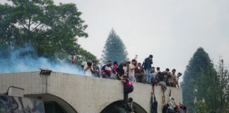 Violente proteste in Nepal, sale a 24 il bilancio dei morti. Si dimette il premier Oli