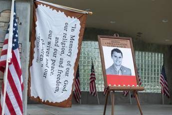 Omicidio Kirk, continua la caccia al killer. Trump: “Giorno buio per l’America”