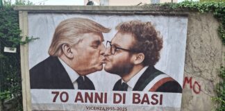 70 anni di BASI… USA-Vicenza. Non è amicizia, è occupazione militare e la guerra parte anche da qui. Oltre 2000 manifestanti pacifici la rifiutano Basi militari e baci vicentini (basi) tra Donald Trump e Giacomo Possamai? Un manifesto satirico: dopo l'Italia-Friendship Festival chissà che l'amicizia non sfoci in "amore"?