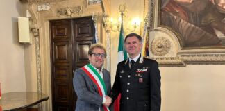 Vicenza saluta il colonnello Giuseppe Moscati, comandante provinciale dei Carabinieri. Donata una pergamena ricordo comandante carabinieri di vicenza Moscati con sindaco