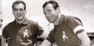Stadio Menti, finalmente è ufficiale: la tribuna d’onore sarà intitolata a Giulio Savoini. Felici la moglie Lia Paulon, i vicentini e… Giovanni Rolando Savoini (in primo piano) capitano dei berici; con lui, il compagno di squadra Luís Vinício (foto da Wikipedia)