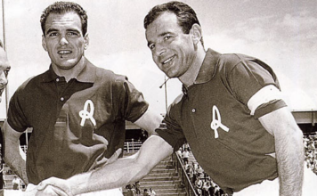 Stadio Menti, finalmente è ufficiale: la tribuna d’onore sarà intitolata a Giulio Savoini. Felici la moglie Lia Paulon, i vicentini e… Giovanni Rolando Savoini (in primo piano) capitano dei berici; con lui, il compagno di squadra Luís Vinício (foto da Wikipedia)