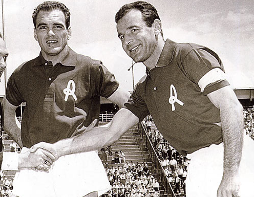 Stadio Menti, finalmente è ufficiale: la tribuna d’onore sarà intitolata a Giulio Savoini. Felici la moglie Lia Paulon, i vicentini e… Giovanni Rolando Savoini (in primo piano) capitano dei berici; con lui, il compagno di squadra Luís Vinício (foto da Wikipedia)