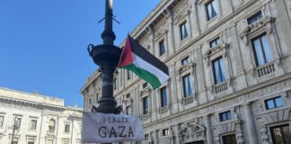 A Milano prosegue il presidio pro-Gaza in Piazza della Scala / Video