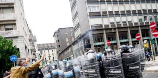 L’Italia in piazza per Gaza: guerriglia urbana a Milano, bloccata l’autostrada a Bologna / Foto e Video